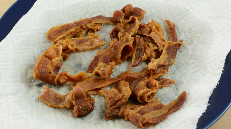 cooked bacon on a paper towel