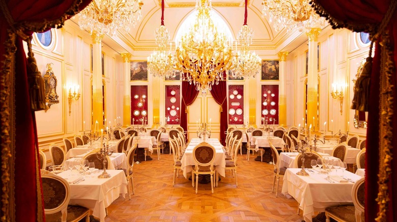 Les Grands Buffets dining room