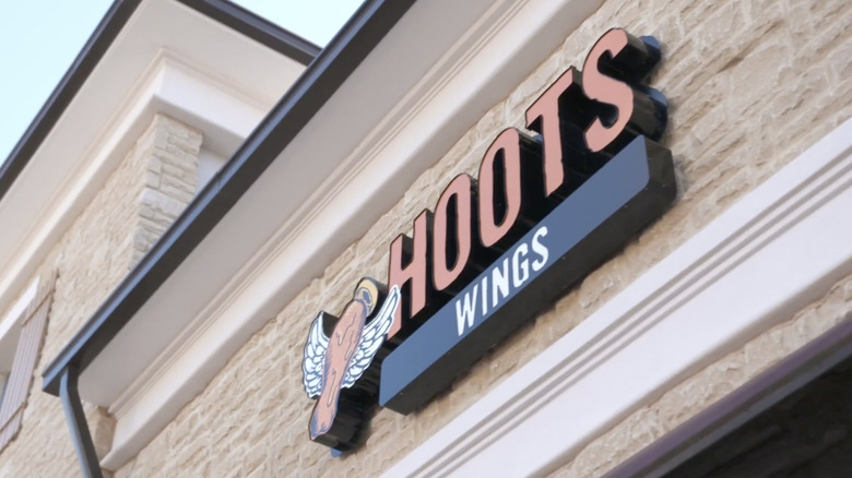 https://www.thetakeout.com/hooters-twin-peaks-sales-growth-new-locations-success-1850607356/