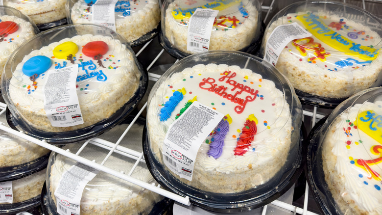 Display of vanilla cakes at Costco