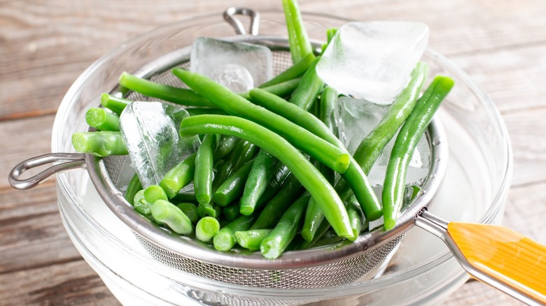 Blanched green beans with ice