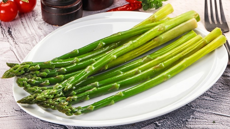 Boiled asparagus coated with oil