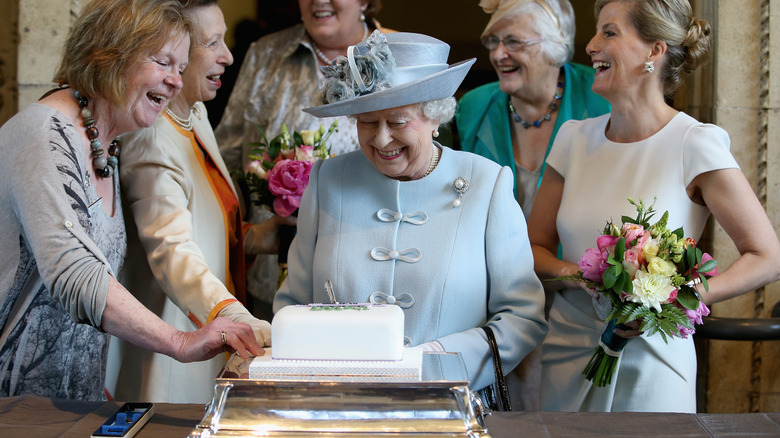 Queen Elizabeth II cutting cake