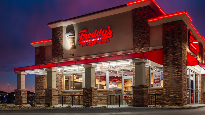 A Freddy's restaurant viewed from outside.