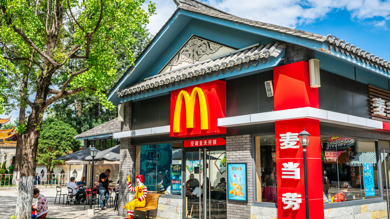 a mcdonald's built into traditional chinese architecture