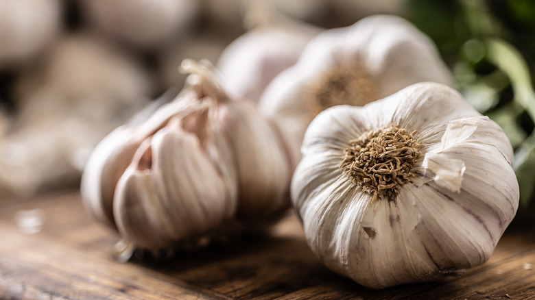 Close up shot of whole garlic cloves next to eachother