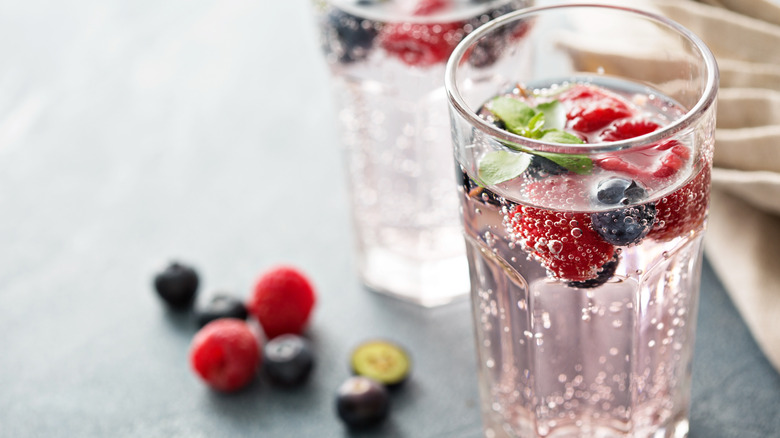 sparkling water with berries and mint