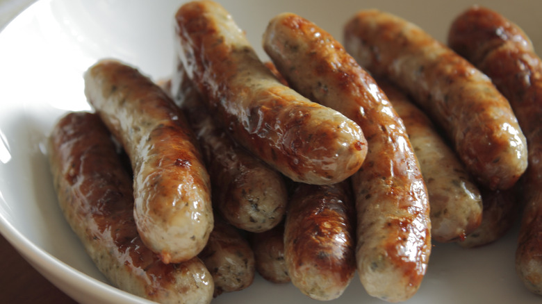 A plate filled with breakfast sausage links