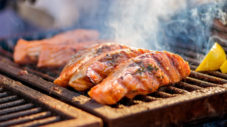 salmon on the grill with lemon