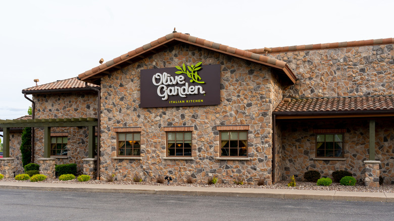 The outside of an Olive Garden restaurant