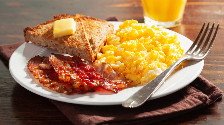 American scrambled eggs with toast and bacon