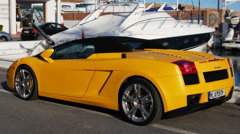 yellow lamborghini gallardo