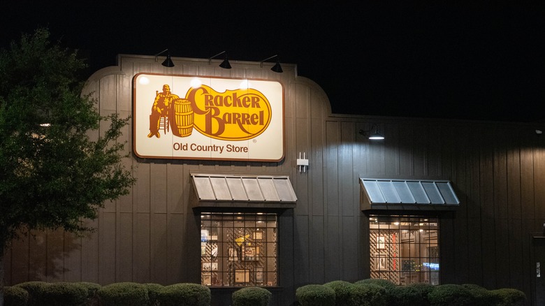 Cracker Barrel exterior at night