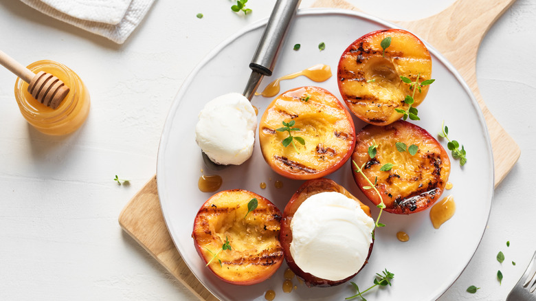 Grilled peaches with ice cream