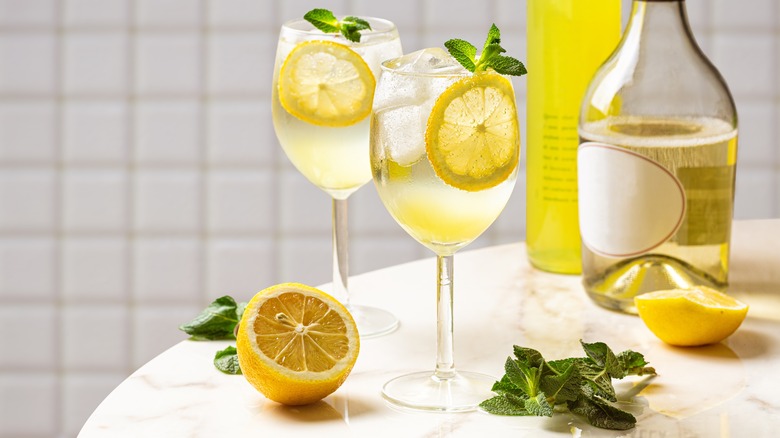 limoncello spritzers with mint garnish