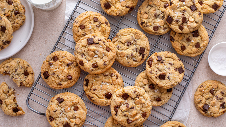 A wire rack and plate with cooling cookies on them