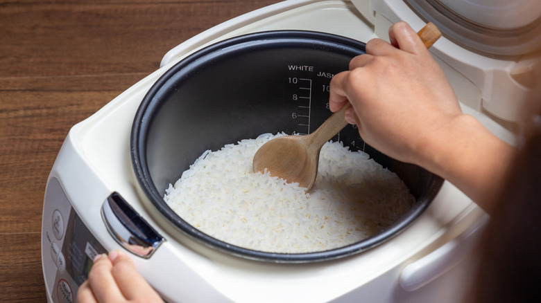 fluffing up cooked white rice in rice cooker