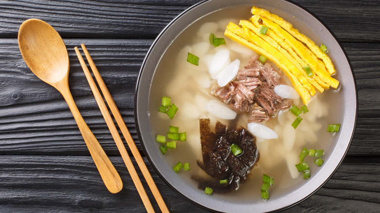 Korean tteokguk with beef