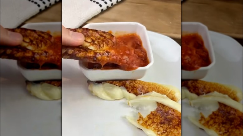 Mozzarella sticks with sauce