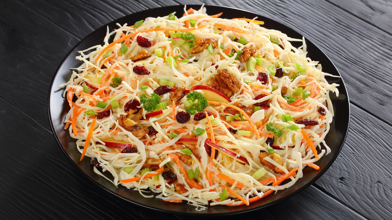 Coleslaw with apples and walnuts