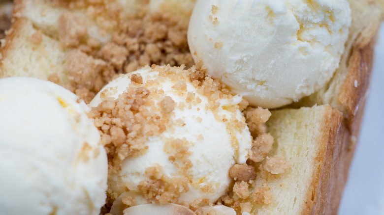 Fresh vanilla ice cream in a bowl