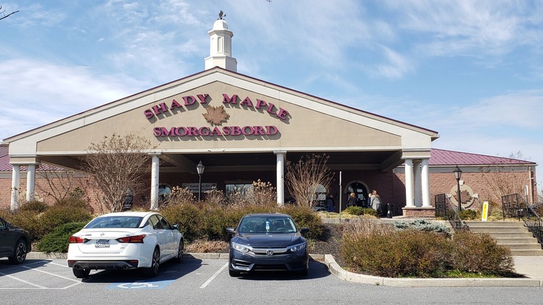 The store front of Shady Maple Smorgasbord