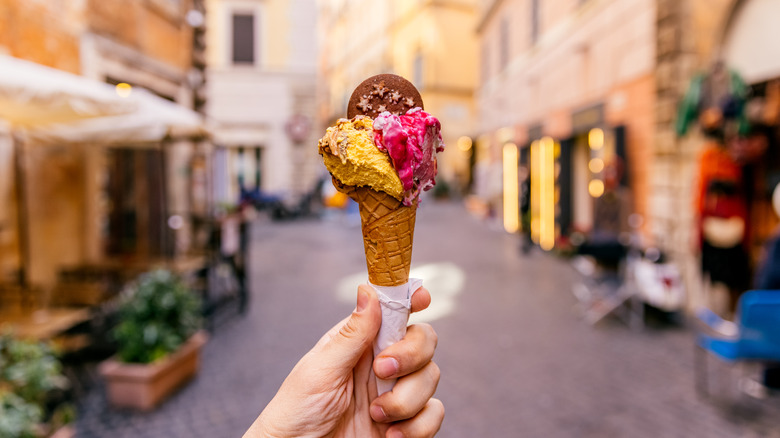 hand holding gelato cone