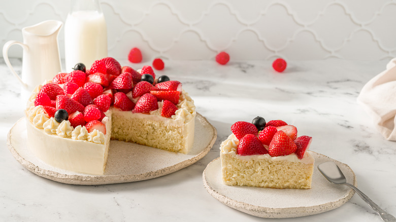 cake with strawberries