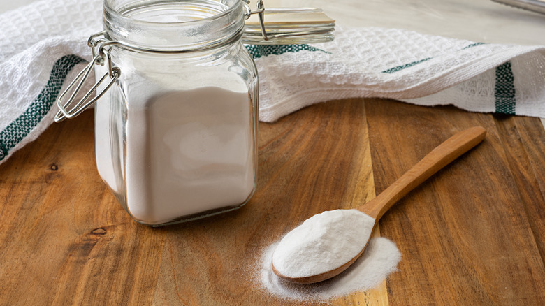 baking soda on spoon