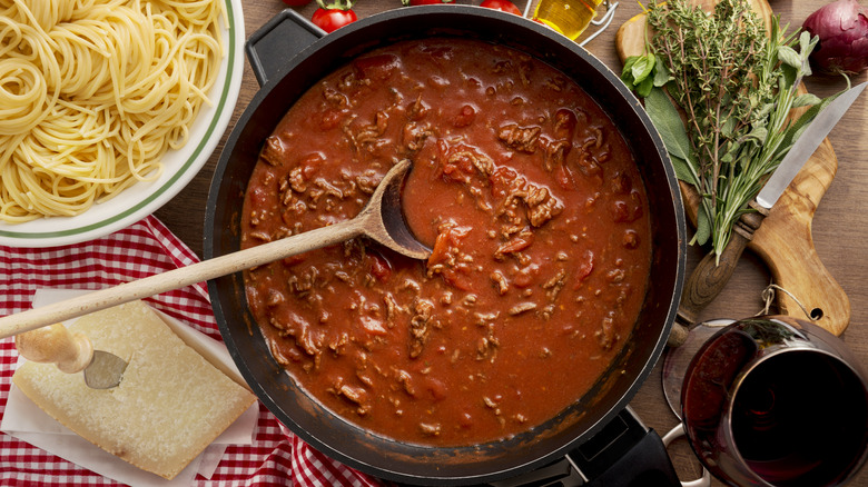 spaghetti sauce with ingredients