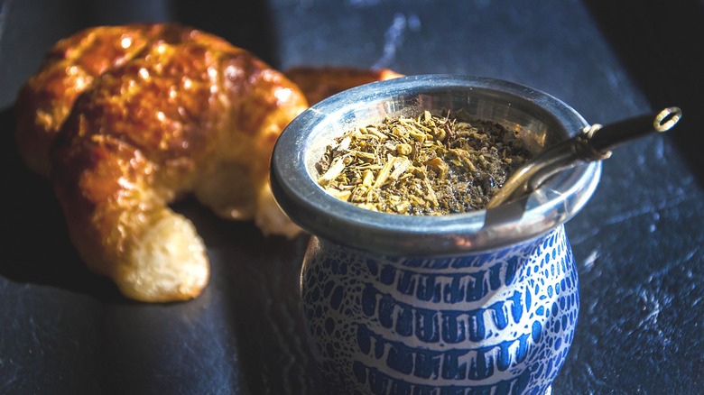 A cup of yerba mate and two media lunas.