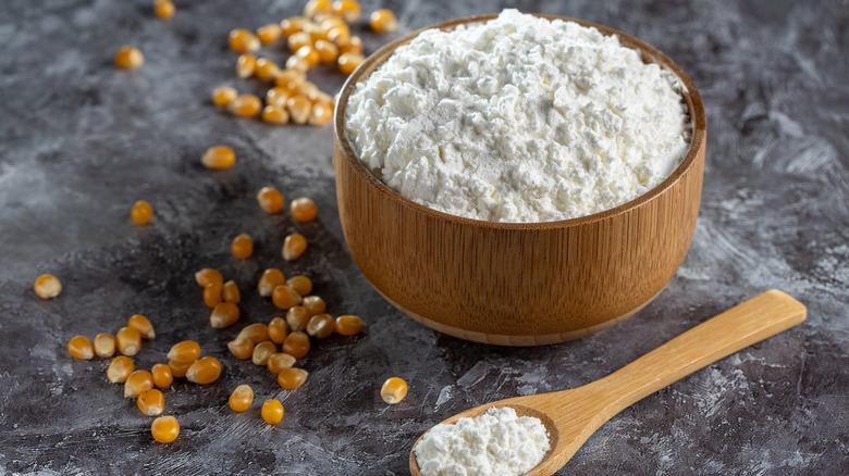 corn starch in wooden bowl