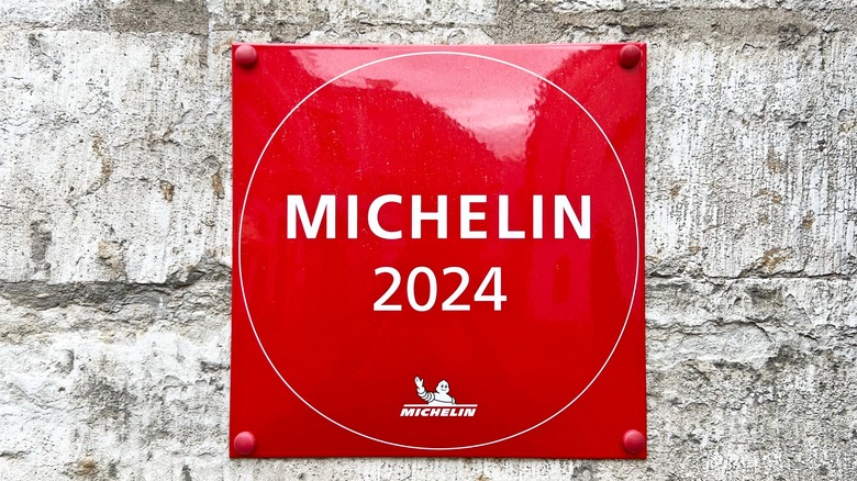 Michelin 2024 plaque outside a restaurant.