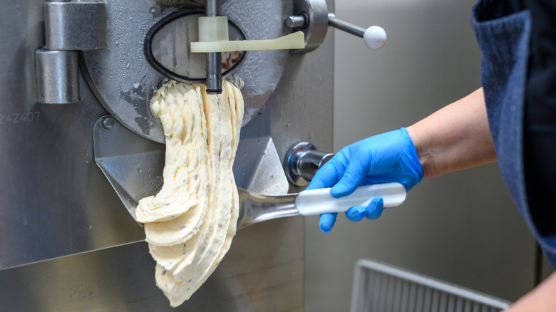 Ice Cream extracting from a batch freezer