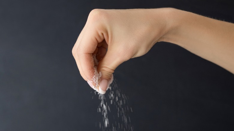 hand pinching salt