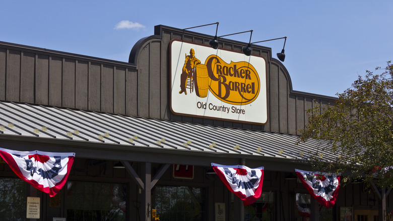 cracker barrel exterior