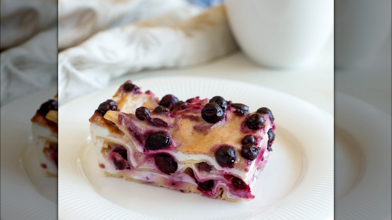 Dessert lasagna with blueberries 