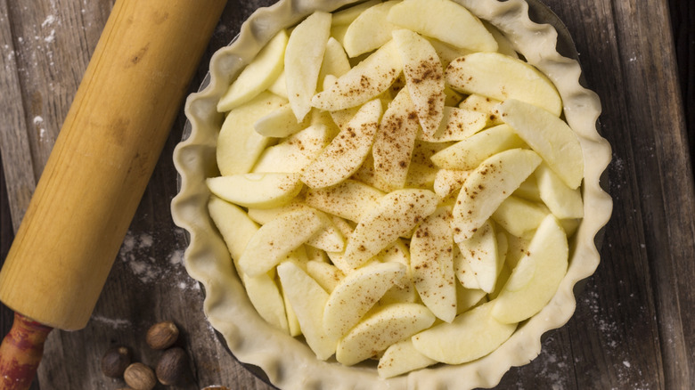 sliced apples in pie crust