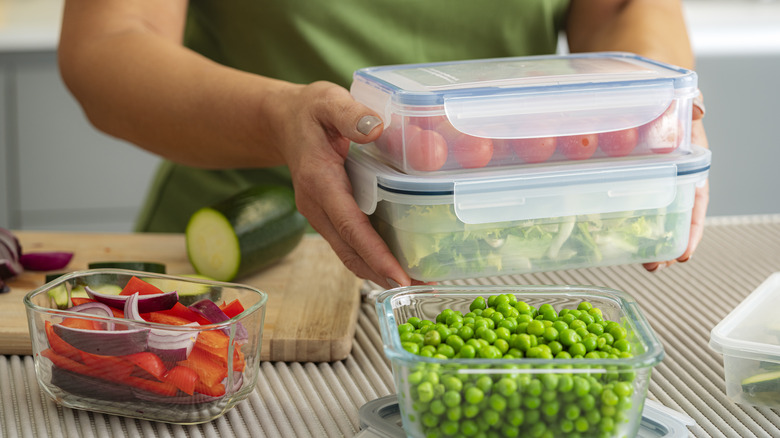 Storing fresh veggies in separate plastic containers