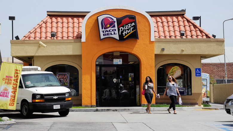 Exterior of a Pizza Hut-Taco Bell hybrid