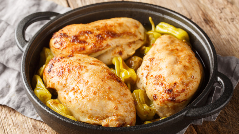 Mississippi chicken in a black pan