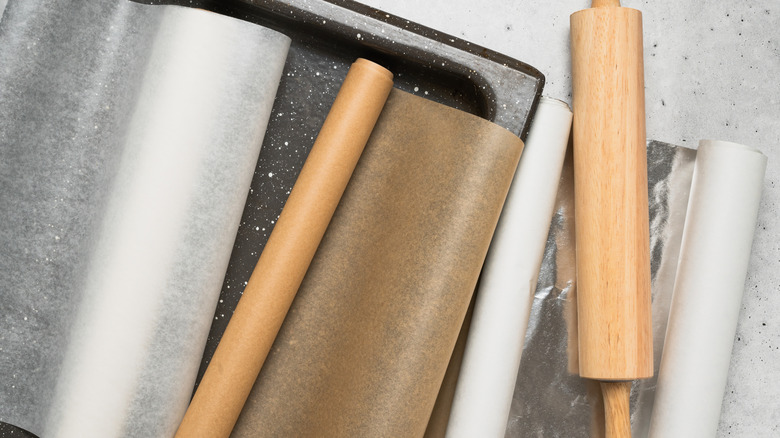 Different types of baking paper such as aluminum foil, parchment paper, and wax paper