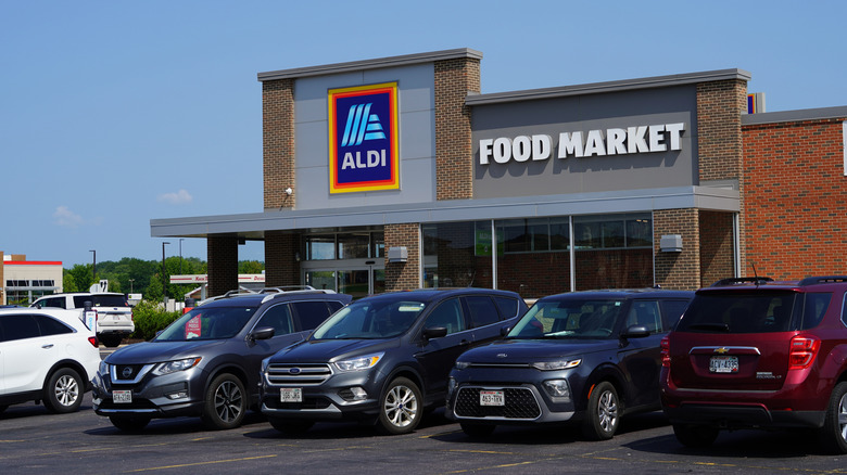 Aldi storefront and parking lot