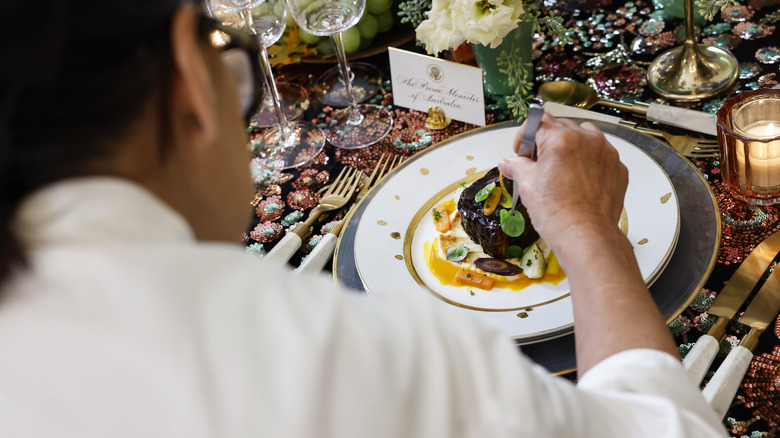 White House chef prepares plate