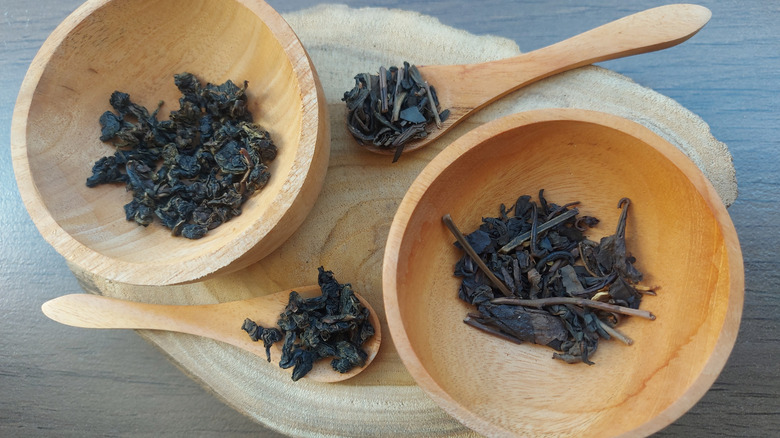 Black tea in wooden bowls