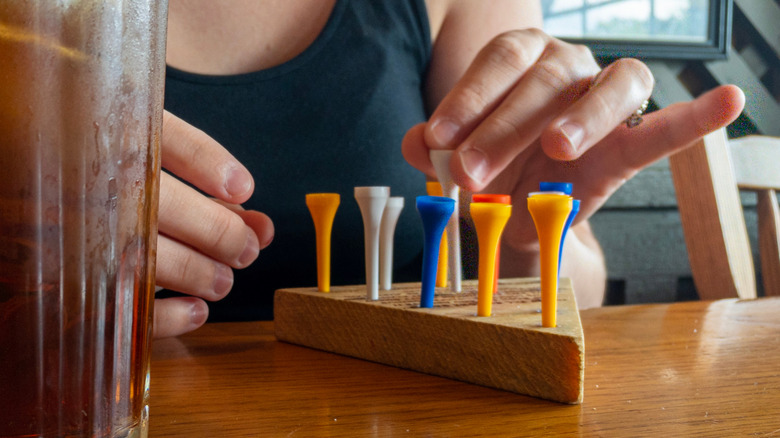 hands playing the peg game