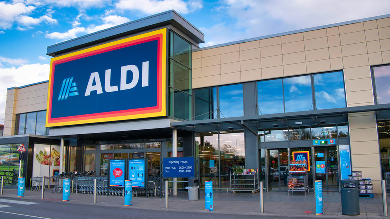 The outside of an Aldi grocery store