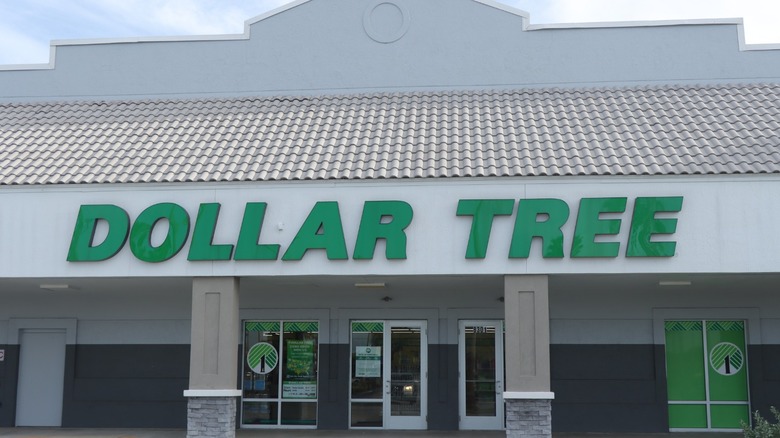 A picture of the outside of a Dollar Tree.