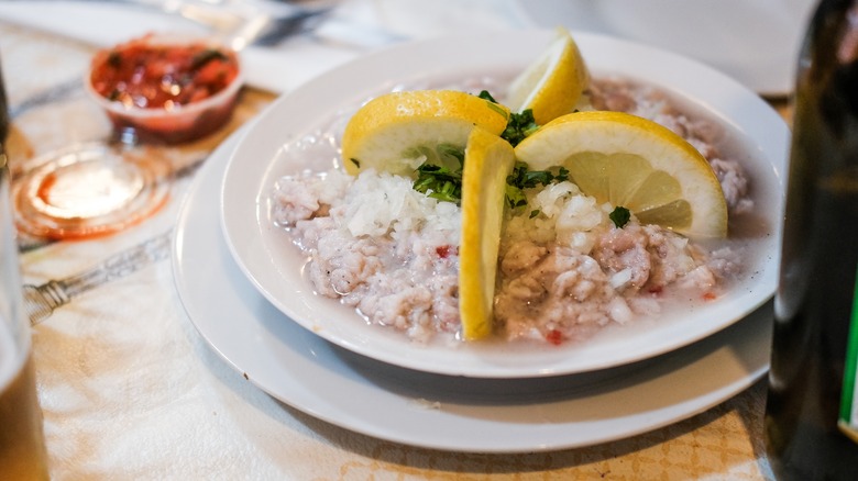 Ceviche with lemon slices