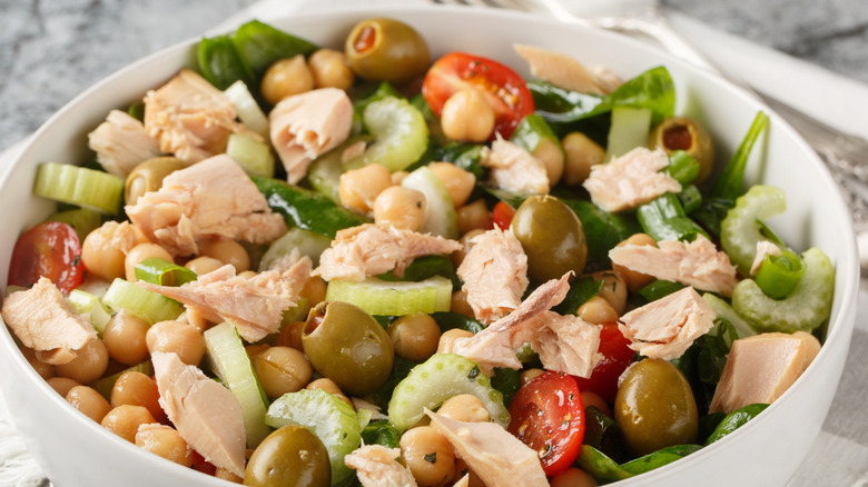 Tuna salad with green olives and chickpeas